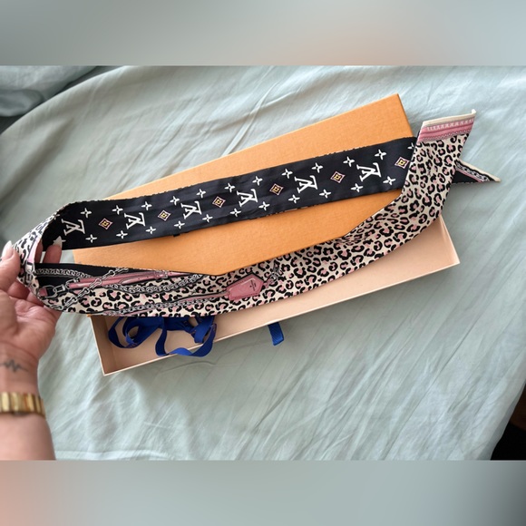 Brand New Louis Vuitton Twilly Wild at Heart Collection - Picture 6 of 7